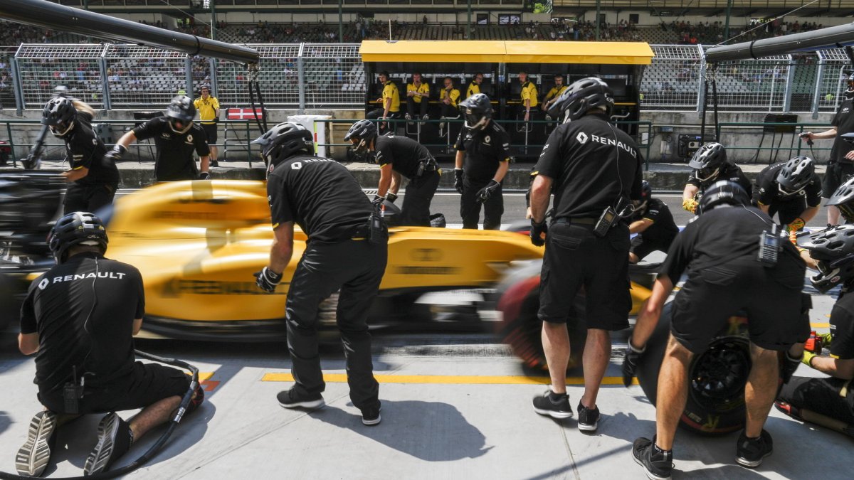Mechanici týmu Renault při sobotním tréninku v Maďarsku
