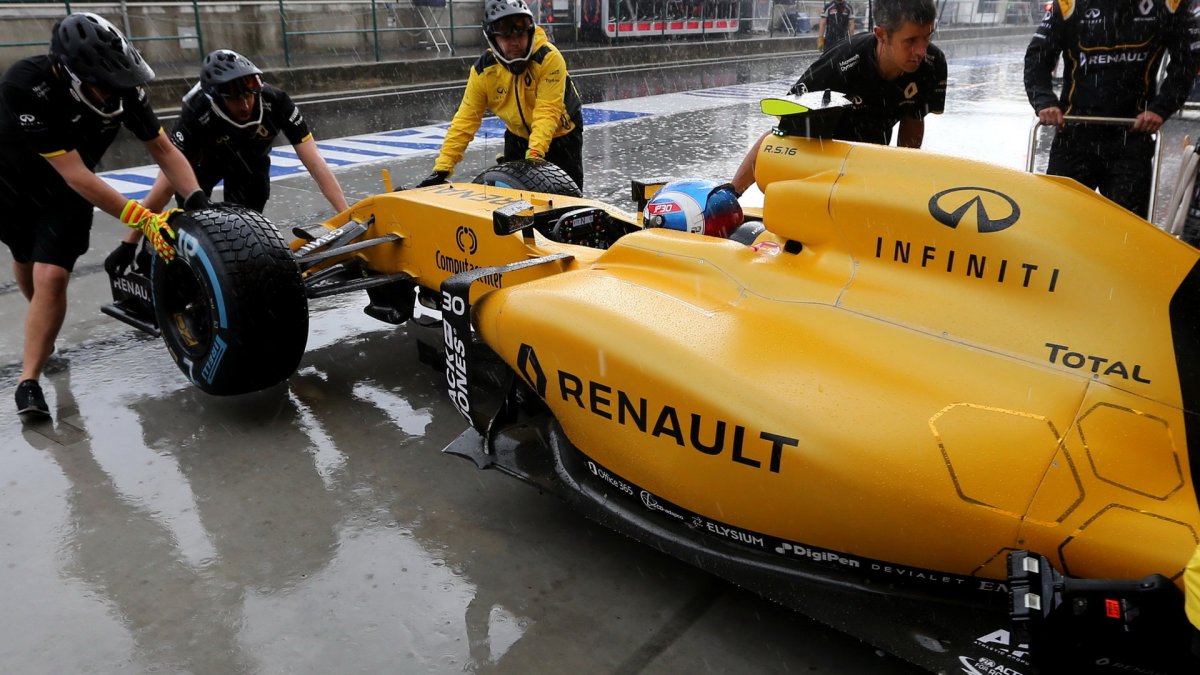 Jolyon Palmer při sobotní deštivé kvalifikaci v Maďarsku