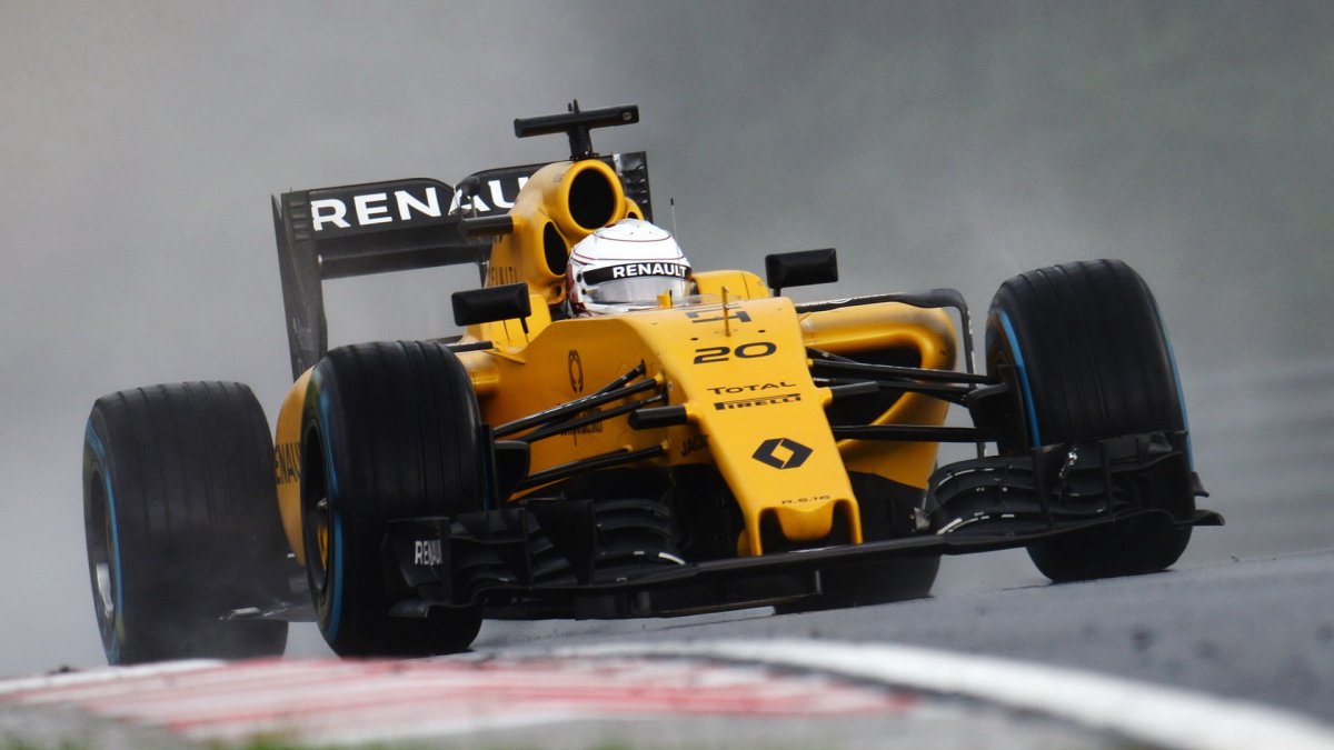 Kevin Magnussen při sobotní deštivé kvalifikaci v Maďarsku