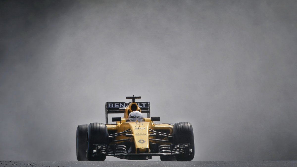 Kevin Magnussen při sobotní deštivé kvalifikaci v Maďarsku