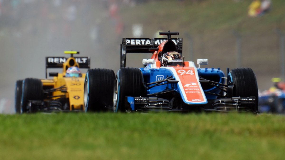 Pascal Wehrlein a Jolyon Palmer při sobotní deštivé kvalifikaci v Maďarsku