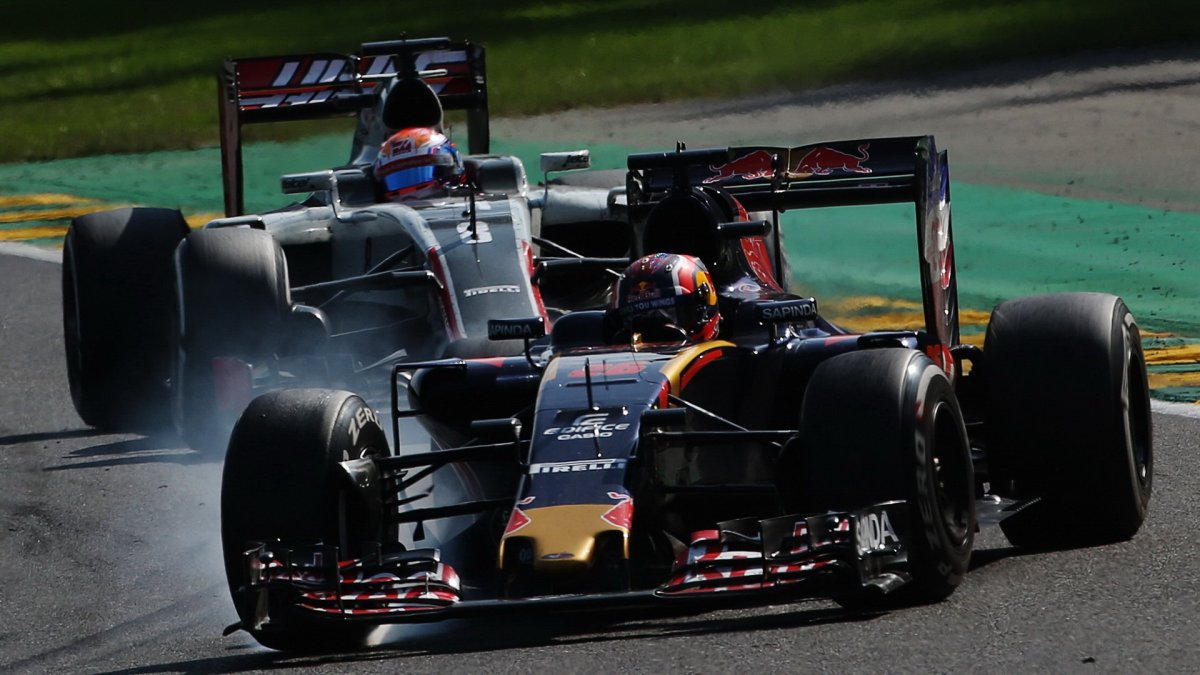 Daniil Kvjat a Romain Grosjean v závodě v Belgii