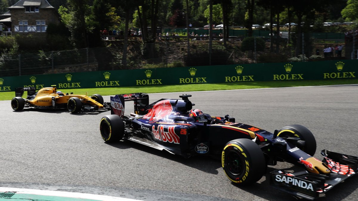 Daniil Kvjat a Jolyon Palmer v závodě v Belgii