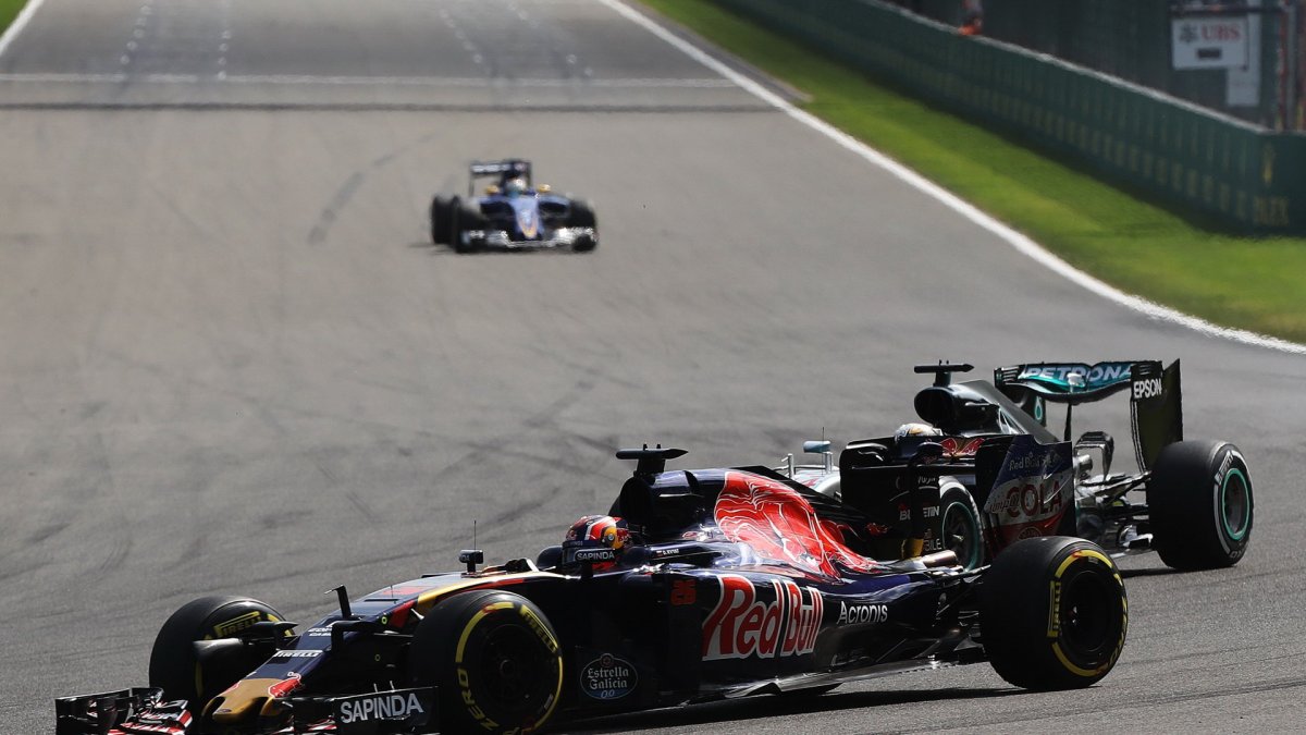 Daniil Kvjat a Lewis Hamilton v závodě v Belgii