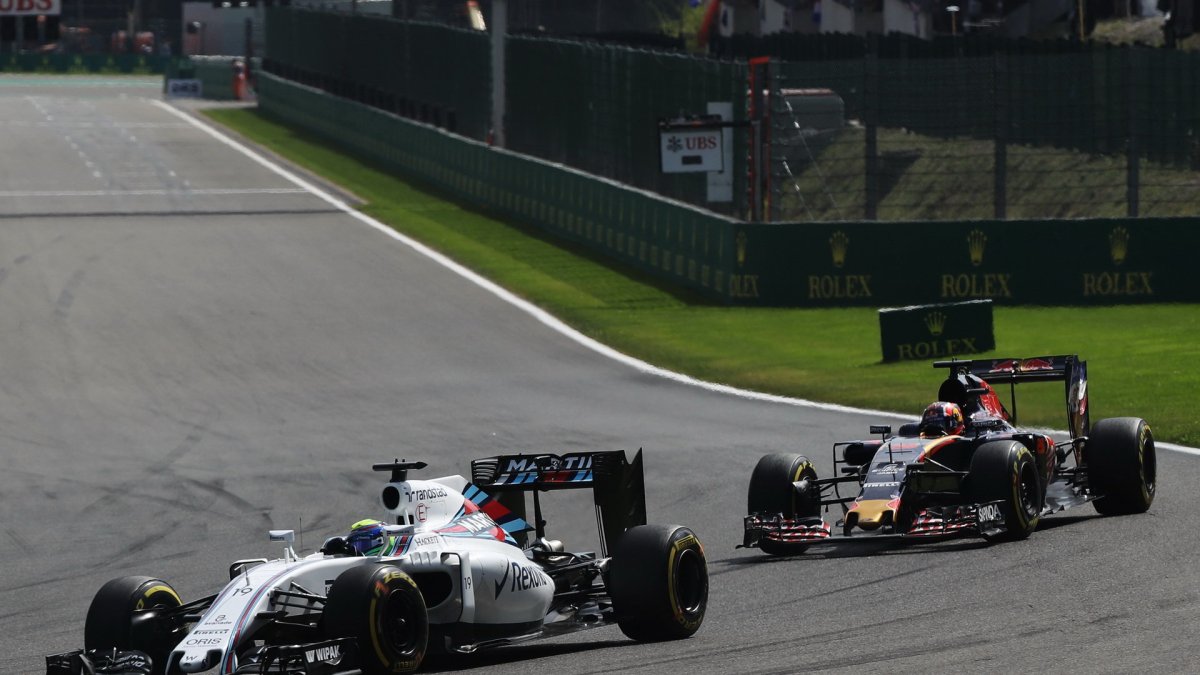 Felipe Massa a Daniil Kvjat v závodě v Belgii