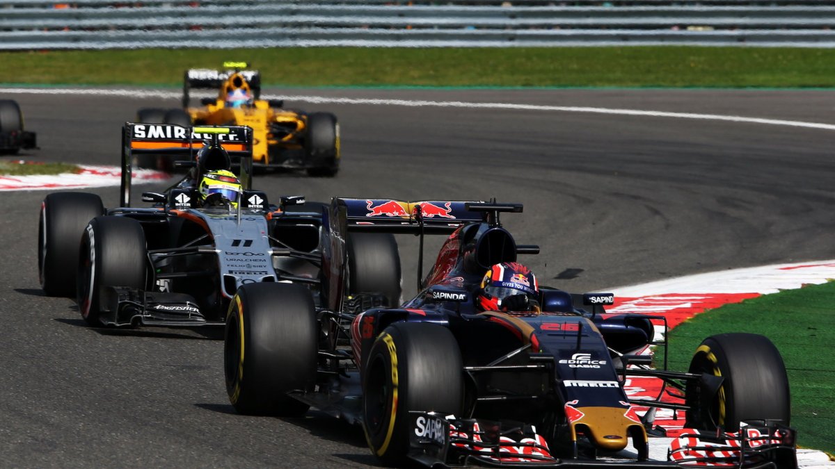 Daniil Kvjat a Sergio Pérez v závodě v Belgii