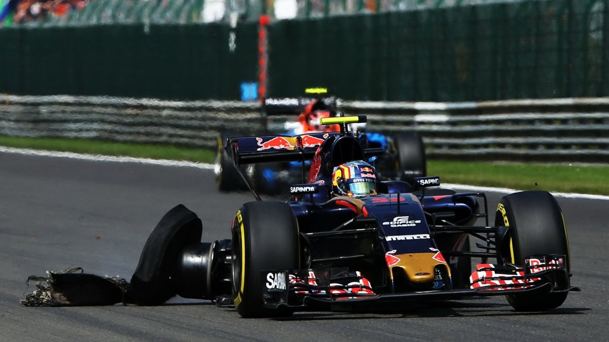 Carlos Sainz s prasklou pneumatikou v závodě v Belgii