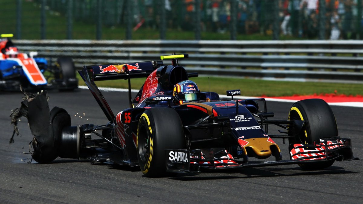 Carlos Sainz s prasklou pneumatikou v závodě v Belgii