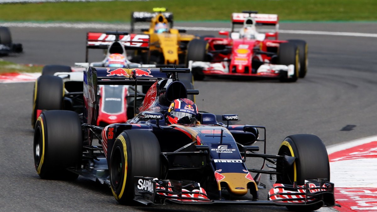 Daniil Kvjat v závodě v Belgii