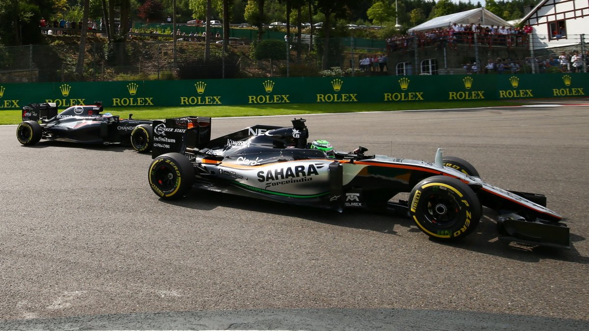 Nico Hülkenberg a Fernando Alosno v závodě v Belgii