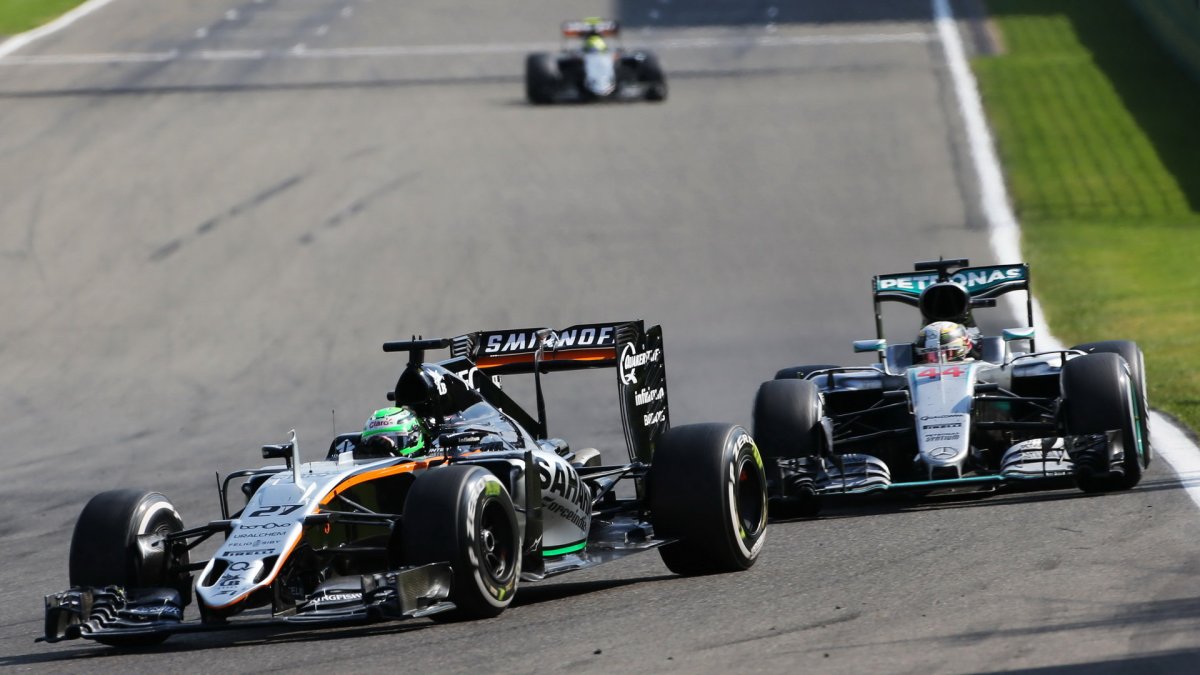 Nico Hülkenberg a Lewis Hamilton v závodě v Belgii