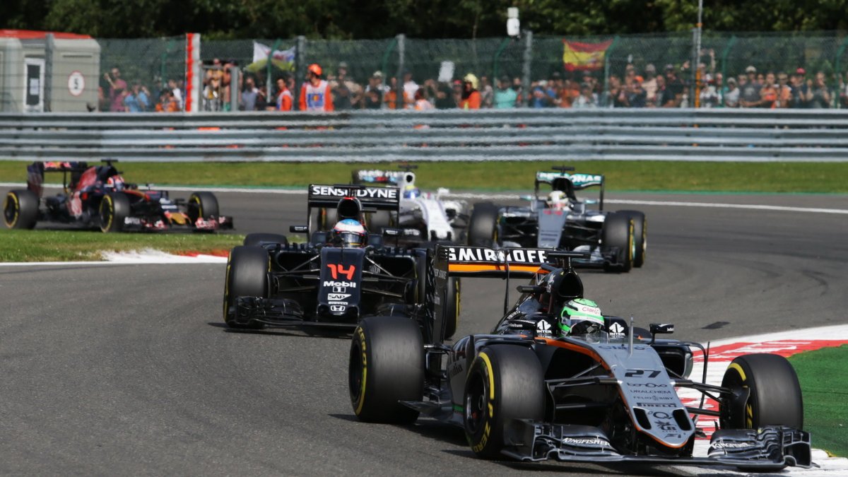 Nico Hülkenberg a Fernando Alonso v závodě v Belgii