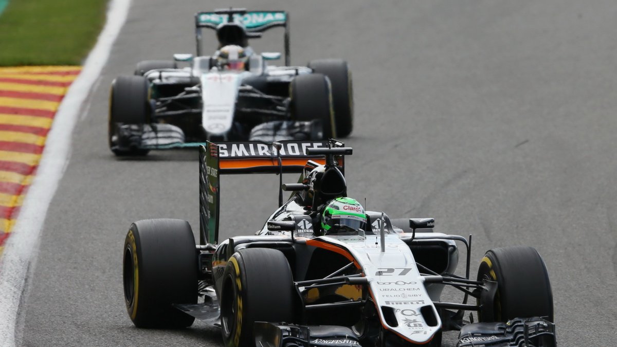 Nico Hülkenberg a Lewis Hamilton v závodě v Belgii