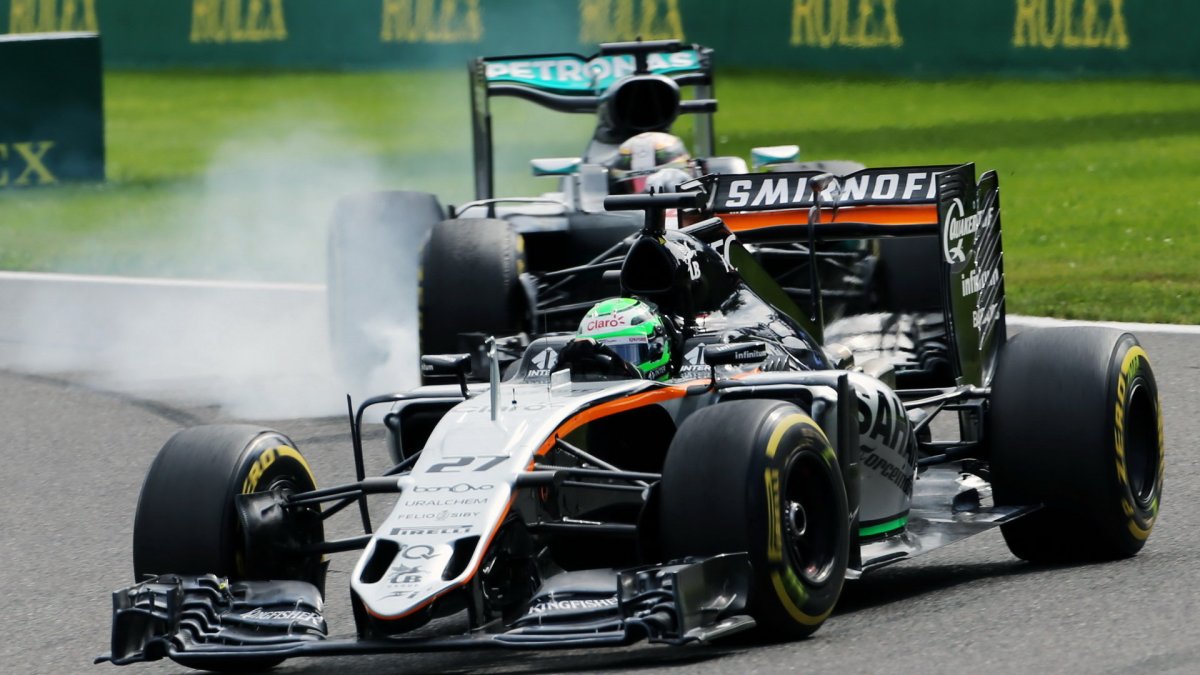 Nico Hülkenberg a Lewis Hamilton v závodě v Belgii