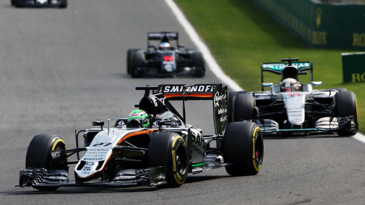 Nico Hülkenberg a Lewis Hamilton v závodě v Belgii