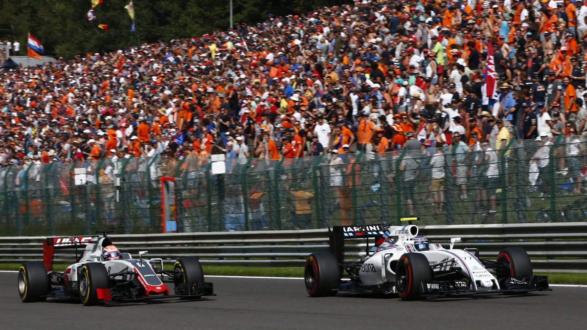 Romain Grosjean a Valtteri Bottas v závodě v Belgii