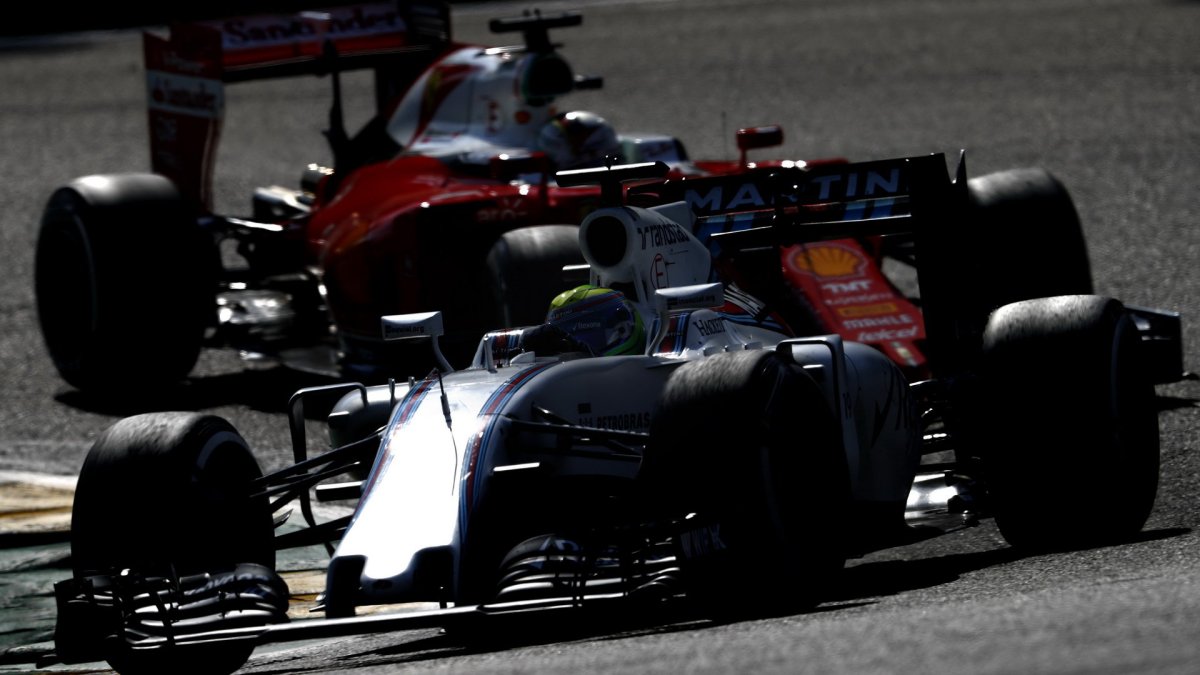 Felipe Massa a Kimi Räikkönen v závodě v Belgii