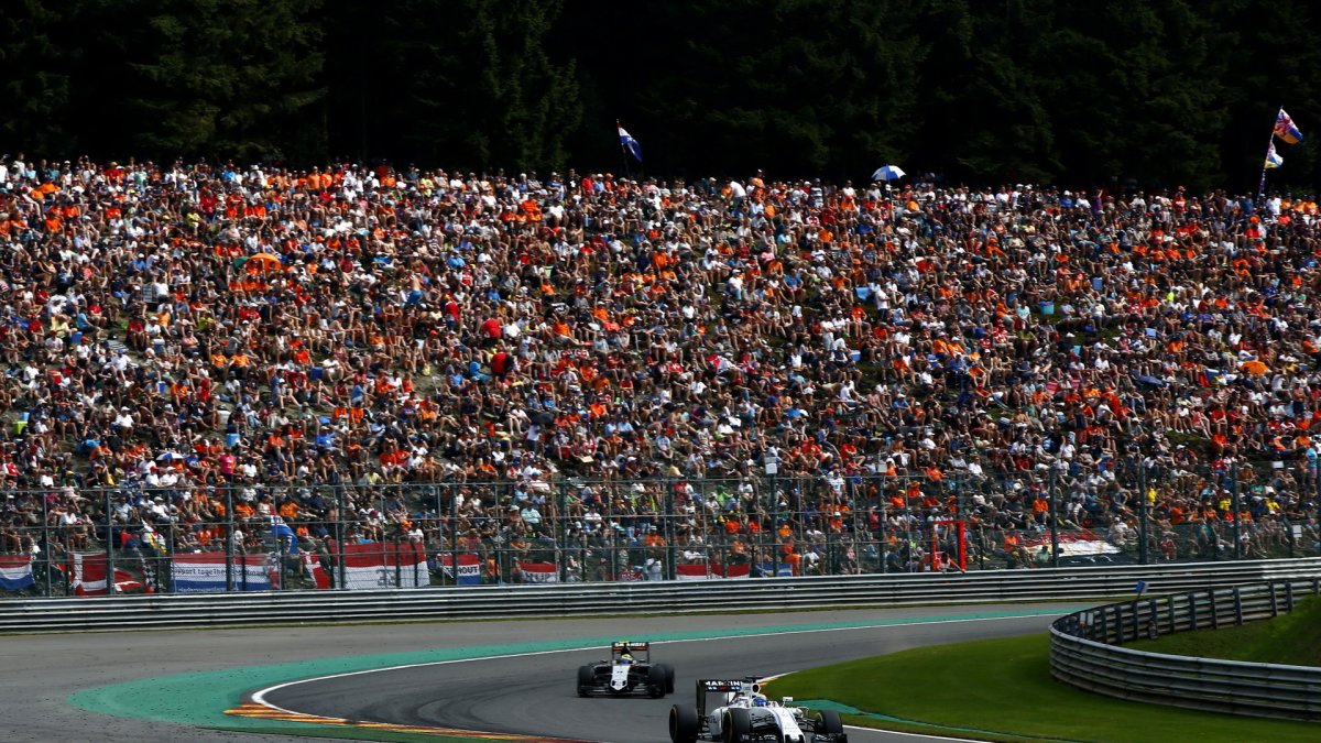 Felipe Massa a Sergio Pérez v závodě v Belgii