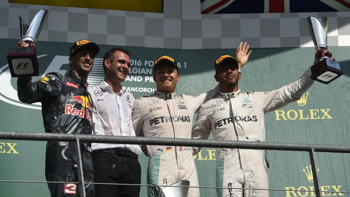 Nejlepší jezdci na pódiu po závodě v Belgii