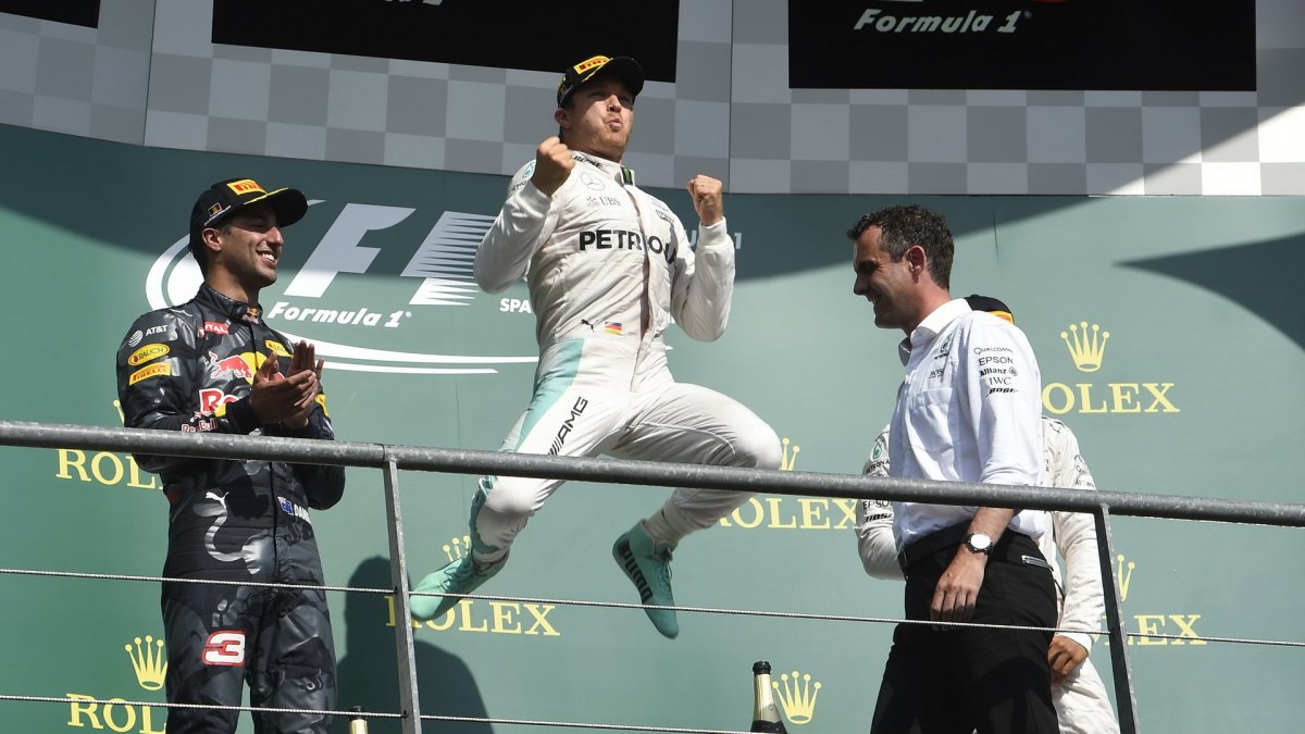 Radost Nica Rosberga na pódiu po závodě v Belgii