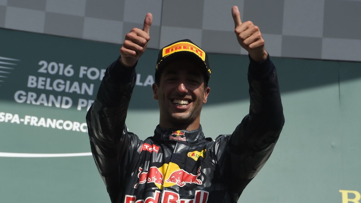 Daniel Ricciardo na pódiu po závodě v Belgii