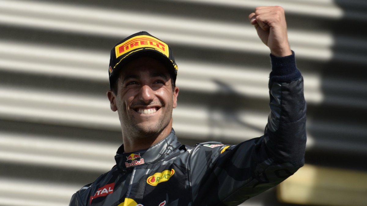 Daniel Ricciardo na pódiu po závodě v Belgii