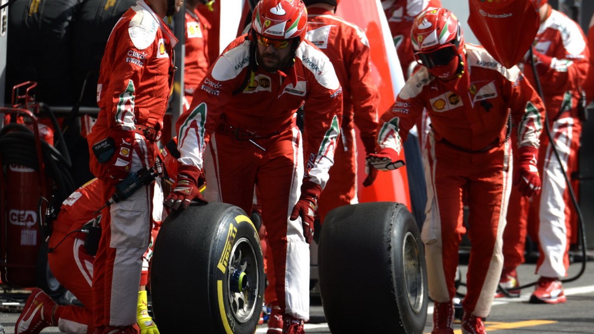 Mechanici Ferrari v závodě v Belgii