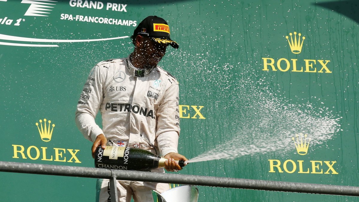 Lewis Hamilton na pódiu po závodě v Belgii