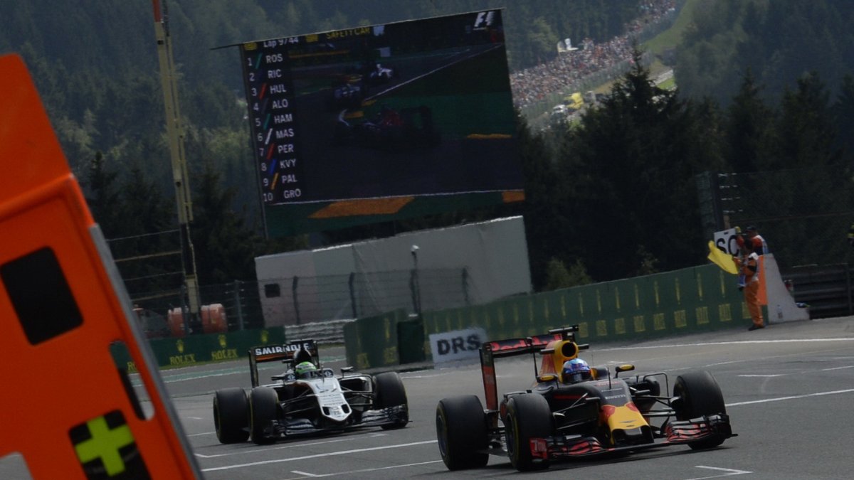Safety car v závodě v Belgii
