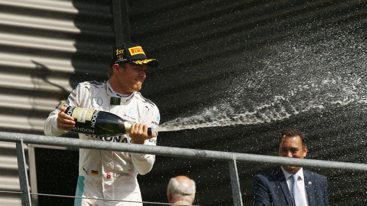 Nico Rosberg se raduje z prvního místa v závodě v Belgii