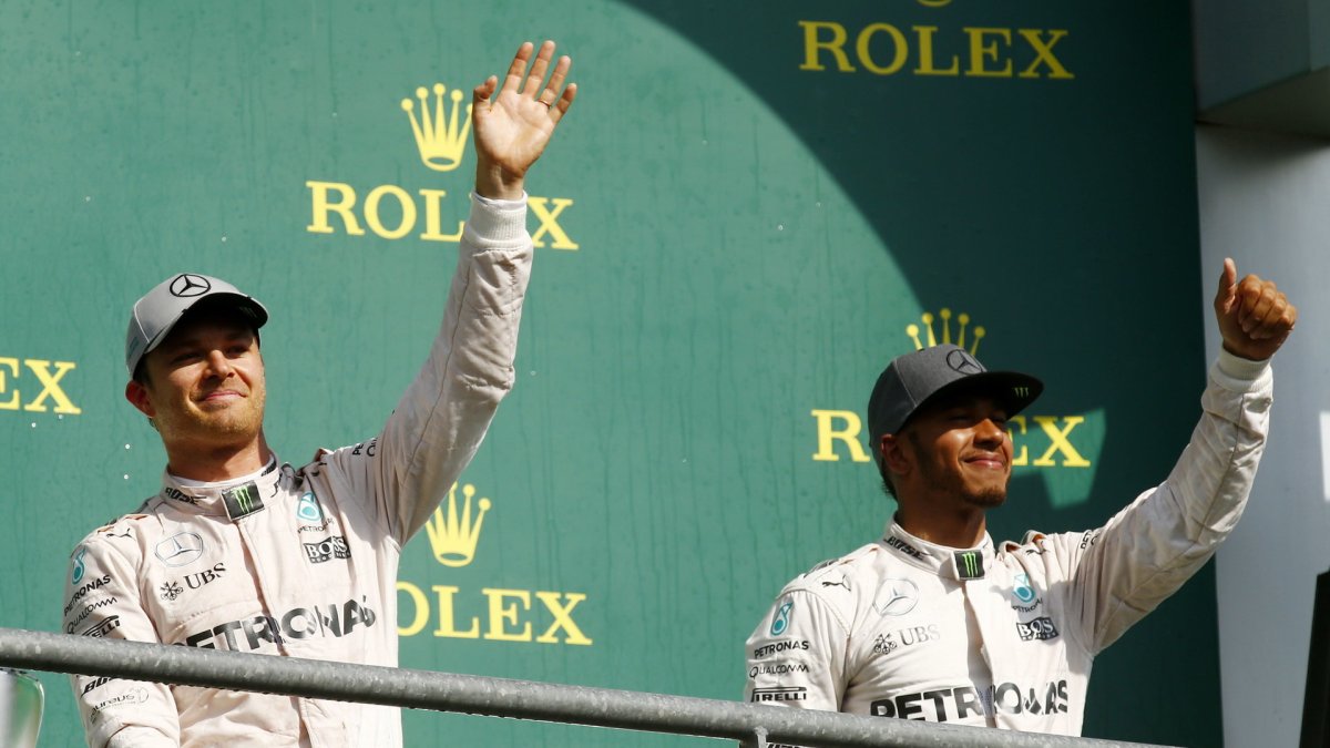 Nico Rosberg a Lewis Hamilton na pódiu po závodě v Belgii