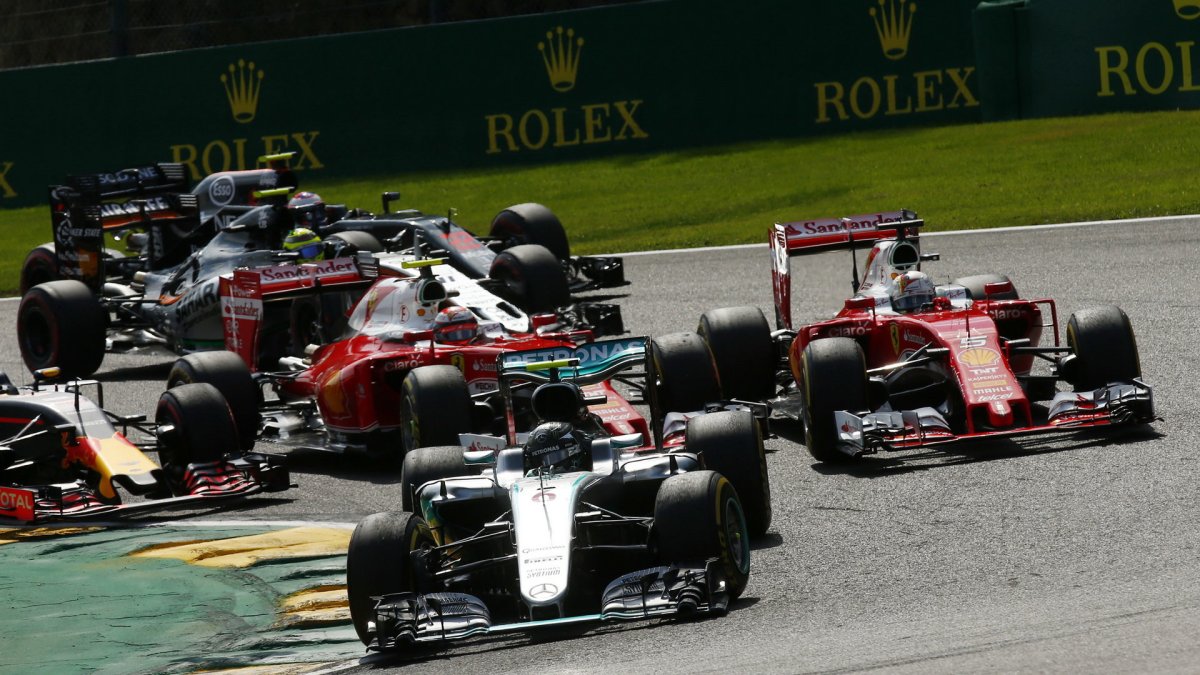 První zatáčka po startu v závodě v Belgii