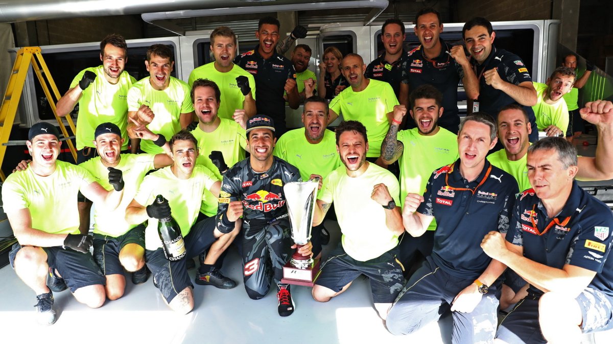 Daniel Ricciardo s mechaniky po závodě v Belgii