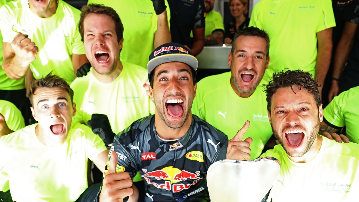 Daniel Ricciardo s mechaniky po závodě v Belgii