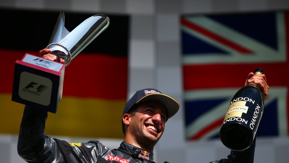 Daniel Ricciardo se svou trofejí na pódiu po závodě v Belgii