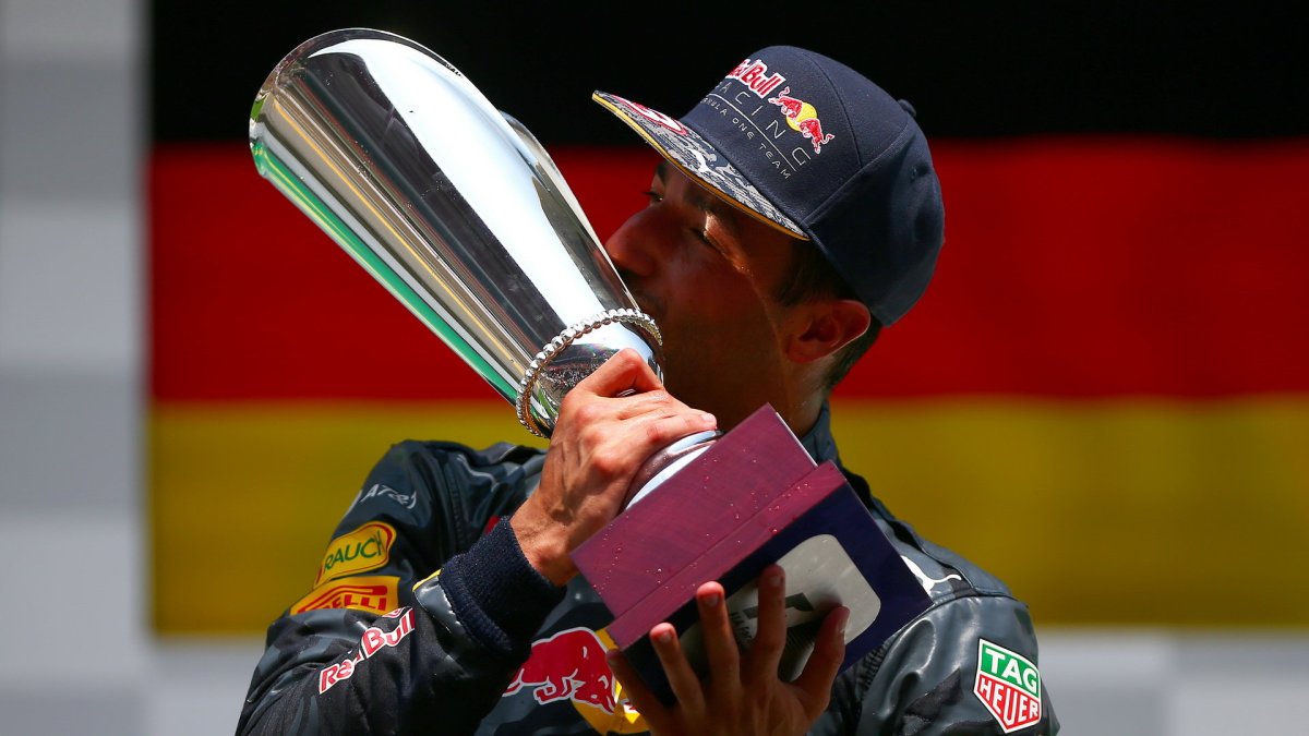 Daniel Ricciardo se svou trofejí na pódiu po závodě v Belgii