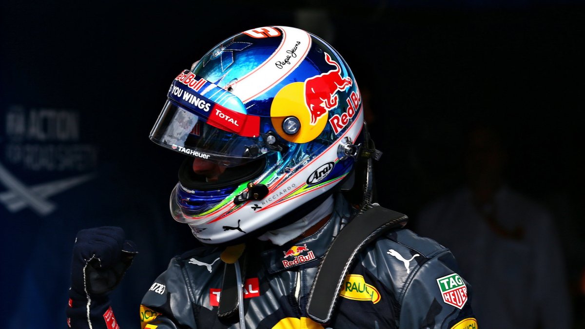 Daniel Ricciardo se raduje po závodě v Belgii