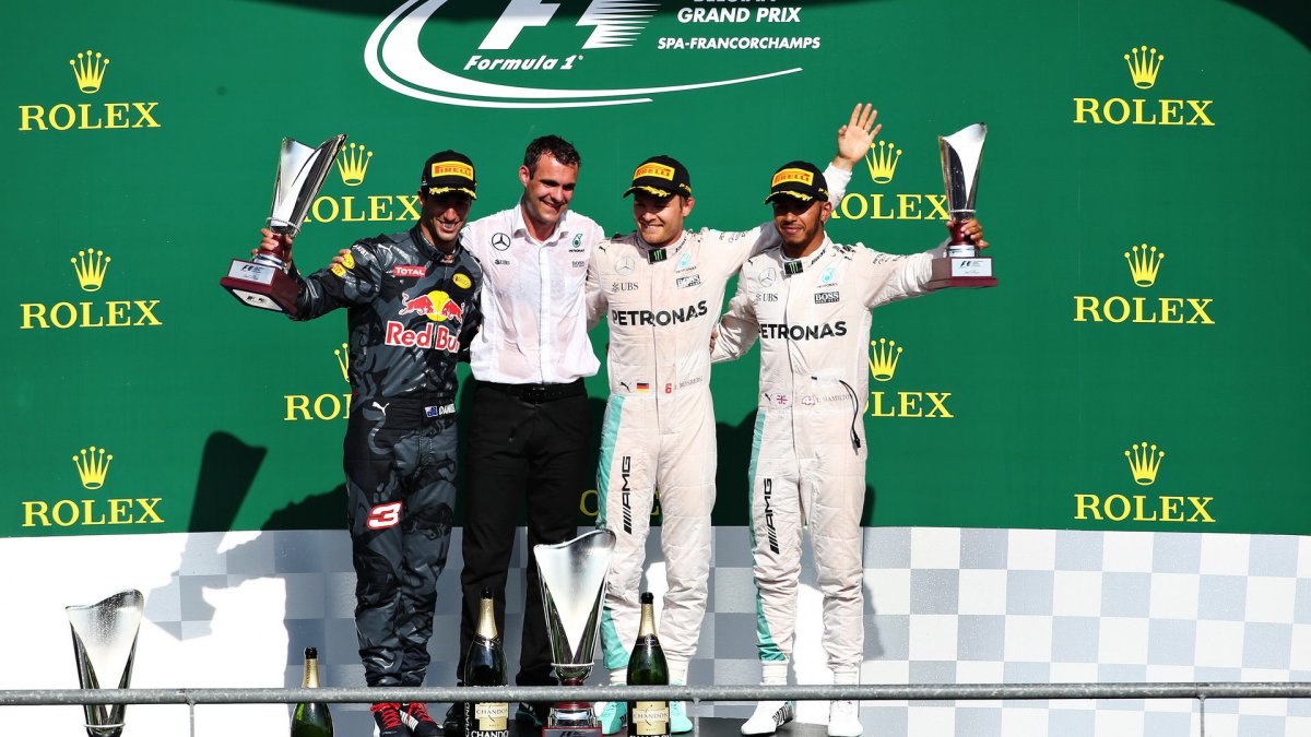 Nejlepší jezdci na pódiu po závodě v Belgii