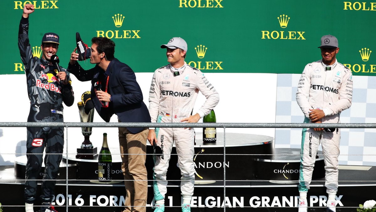 Nejlepší jezdci na pódiu po závodě v Belgii