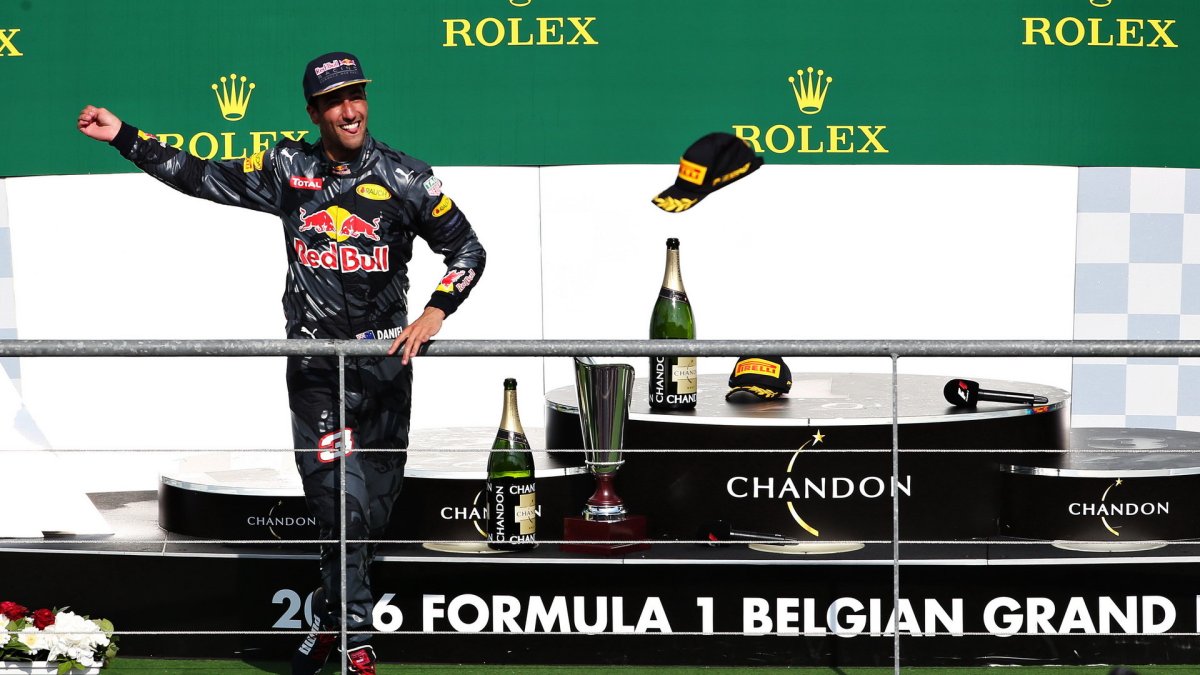 Daniel Ricciardo na pódiu po závodě v Belgii