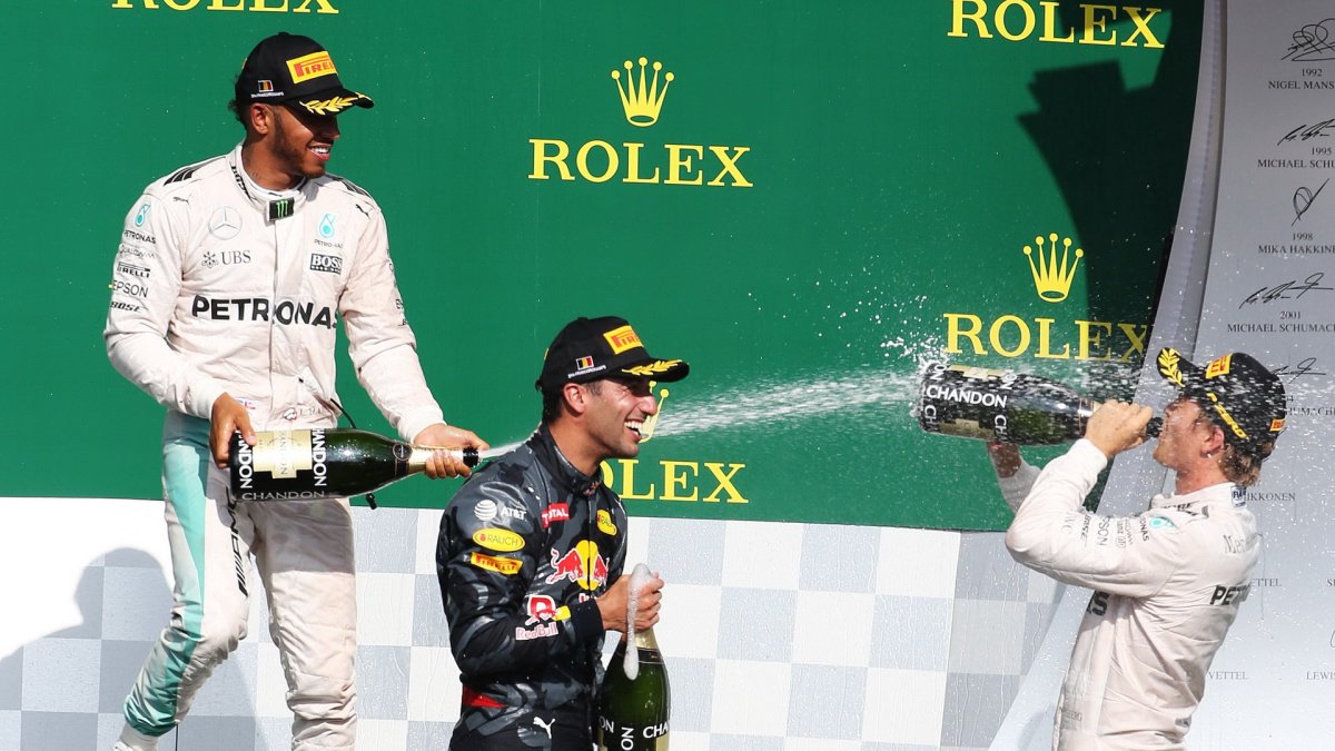 Nejlepší jezdci na pódiu po závodě v Belgii