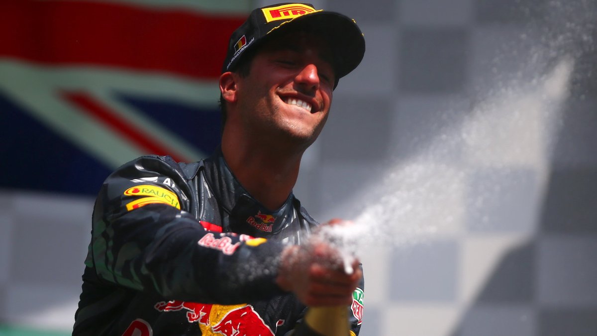 Daniel Ricciardo na pódiu po závodě v Belgii