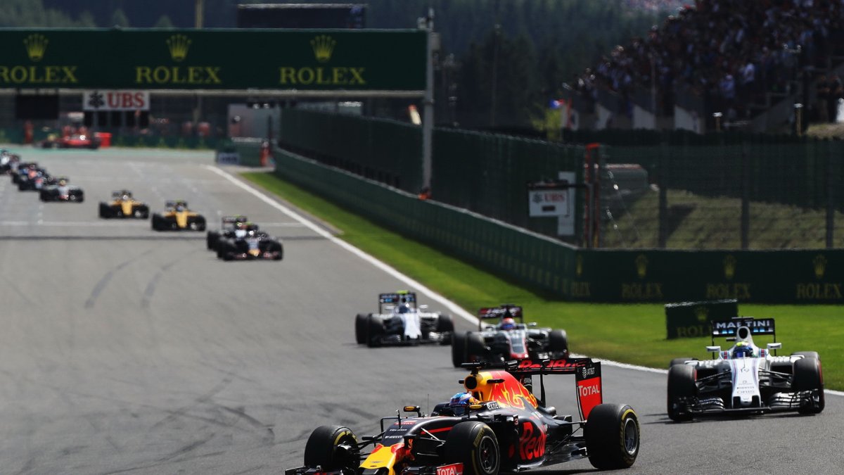 Daniel Ricciardo v závodě v Belgii