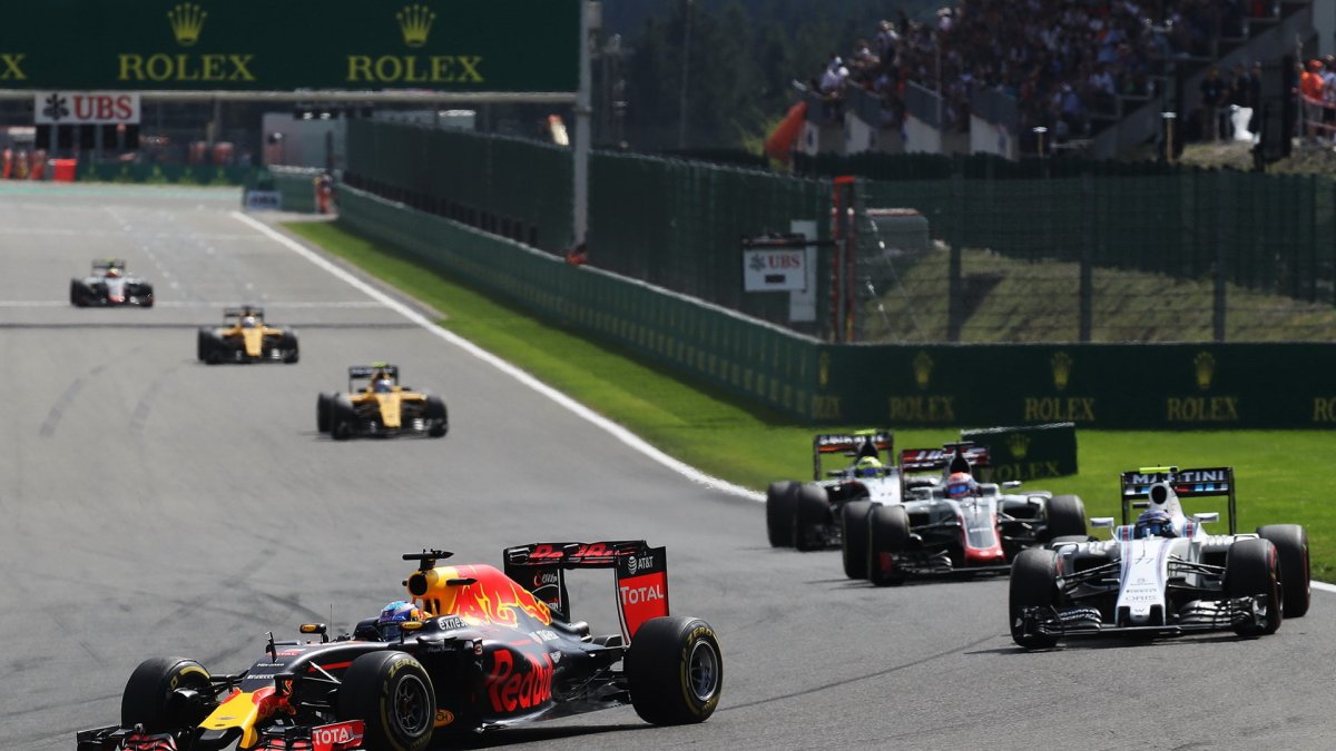 Daniel Ricciardo v závodě v Belgii