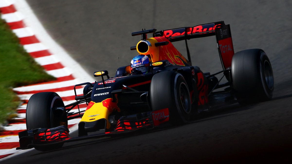 Daniel Ricciardo v závodě v Belgii