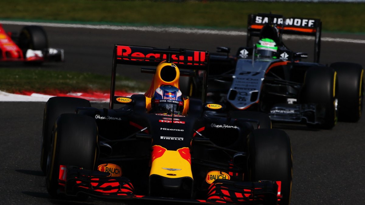 Daniel Ricciardo a Nico v závodě v Belgii