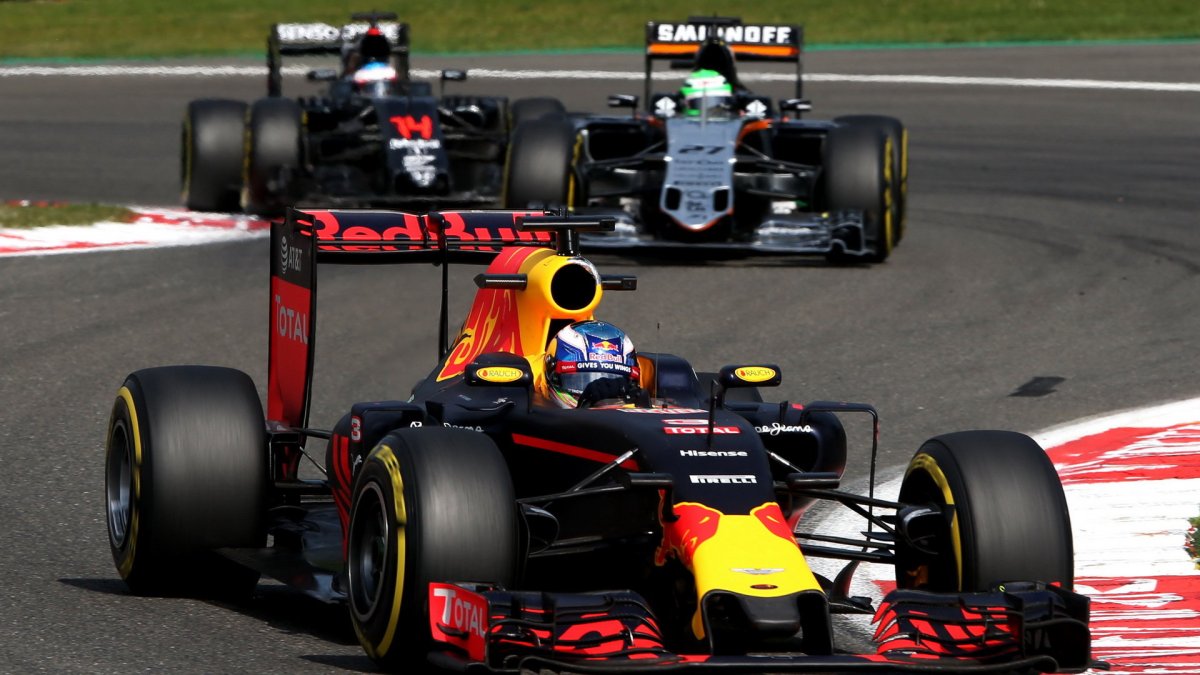 Daniel Ricciardo v závodě v Belgii