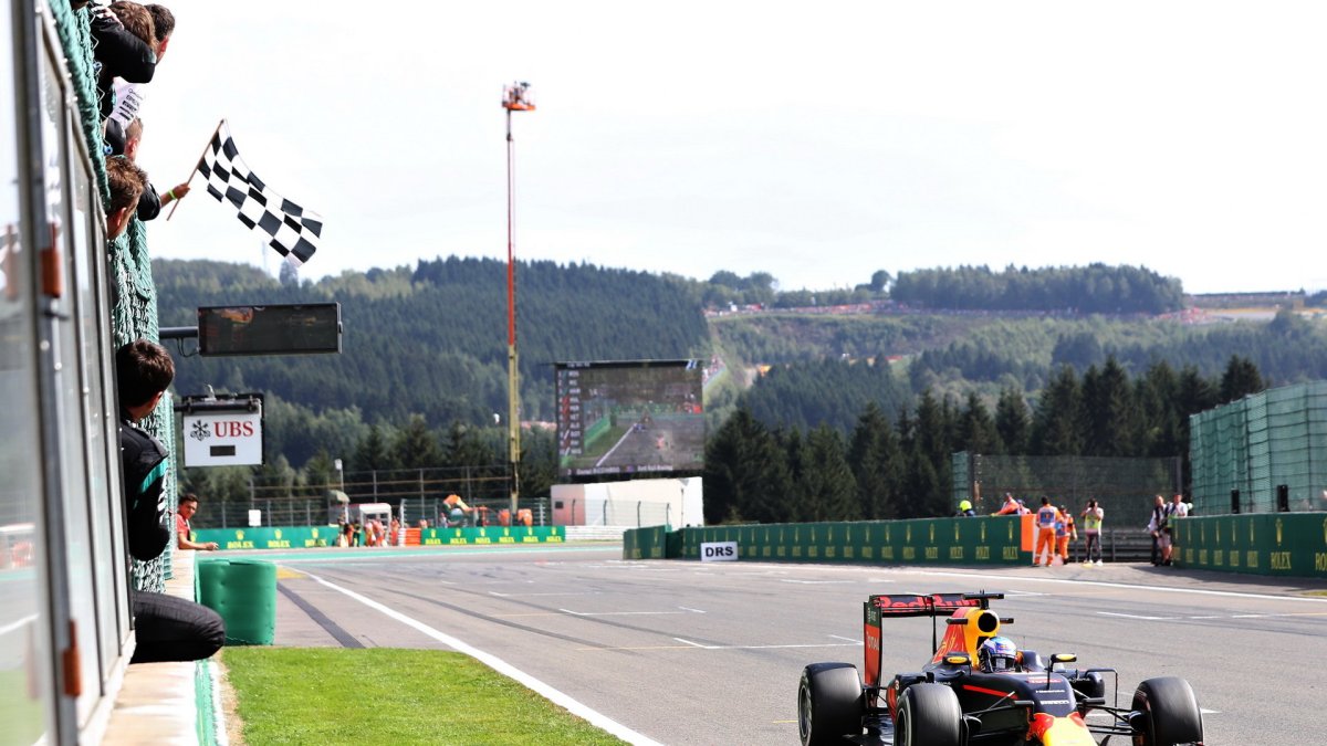 Daniel Ricciardo v cíli závodu v Belgii