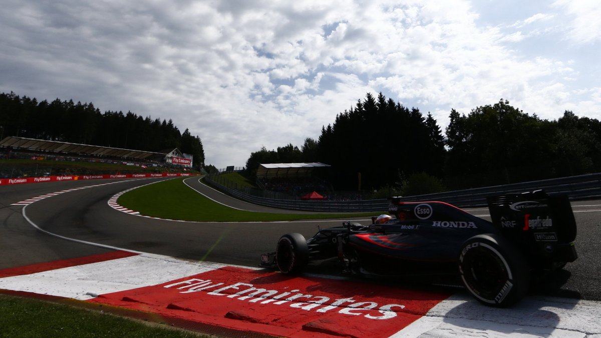 Fernando Alonso v závodě v Belgii