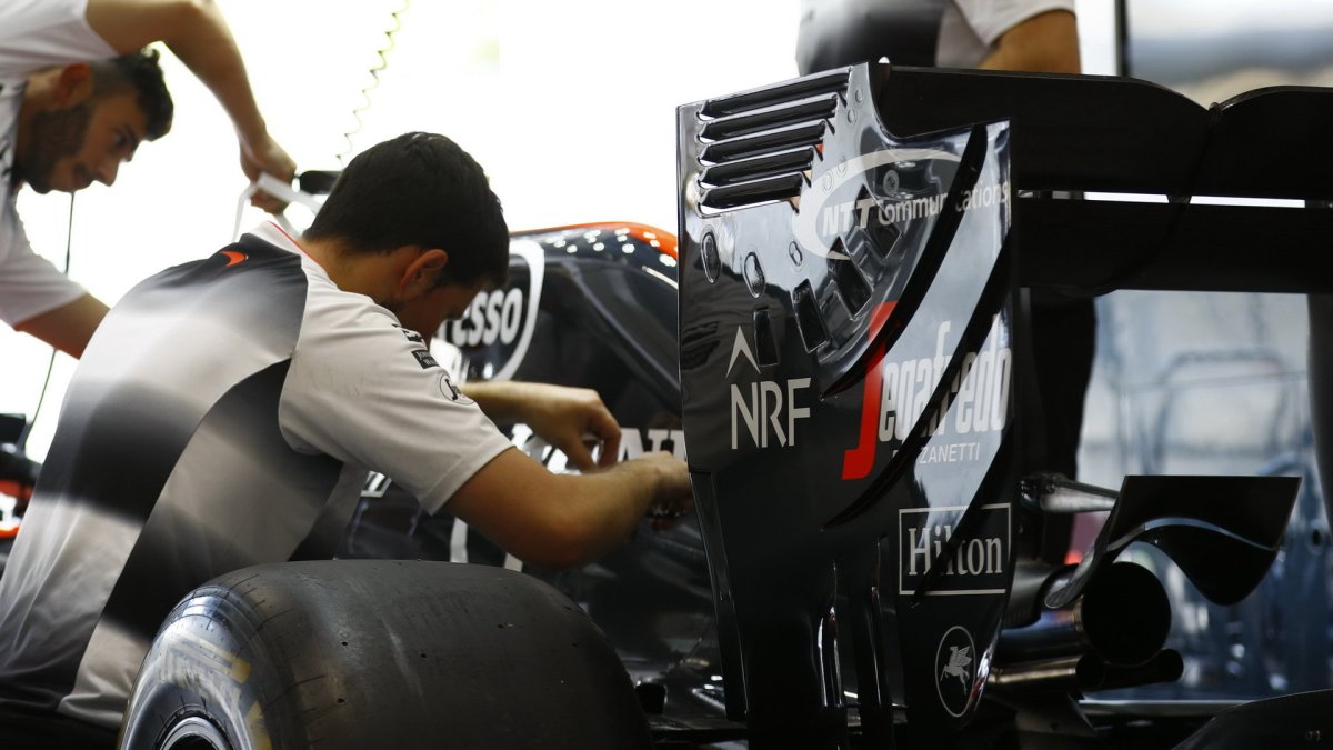 Příprava vozu McLaren MP4-31 Honda do závodu v Belgii